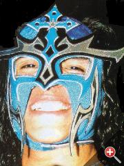 File:Juventud Guerrera with mask.jpg