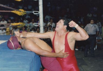 File:Cinta de oro vs flama roja.jpg