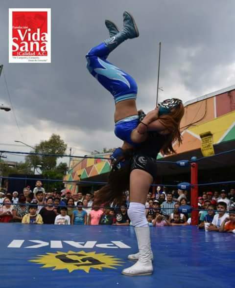 File:Guerrera Isis vs Princesa Azul.jpg