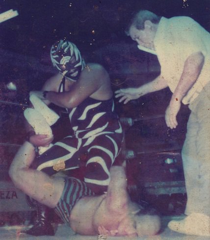 File:1 CEBRA JR 04 JUL 2011 RINDE A LALO EL EXOTICO.jpg