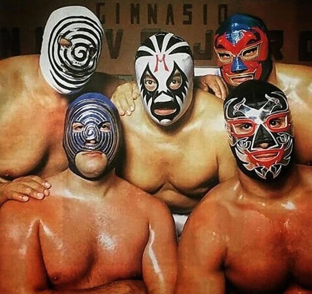 File:Familia-mascaras.jpg