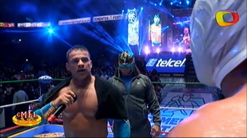 File:VOLADOR JR ENTREGA MÁSCARA...jpg